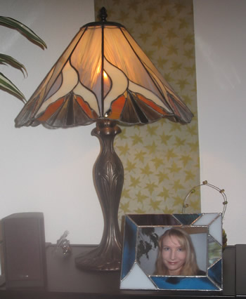 Tischlampe und Bilderrahmen